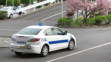 運転技術を学んでる様子